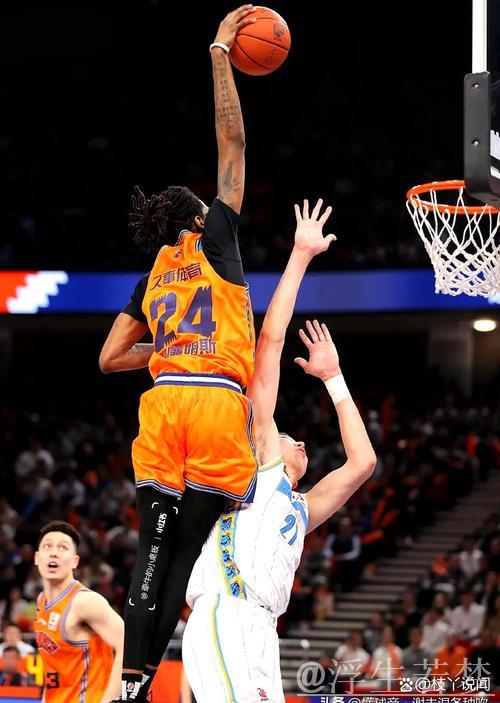 诺威尔中投抛投连续得分，琼斯暴扣强势回应